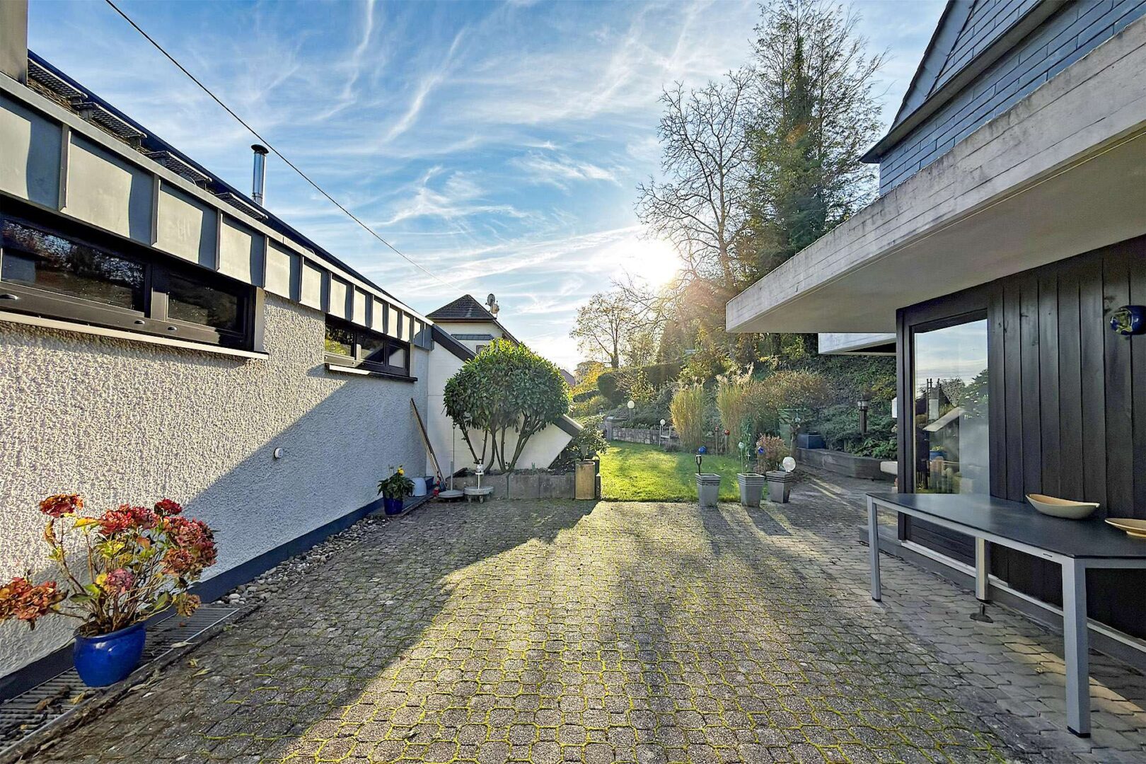 blickgeschützte Terrasse zwischen Haupthaus und Gästehaus