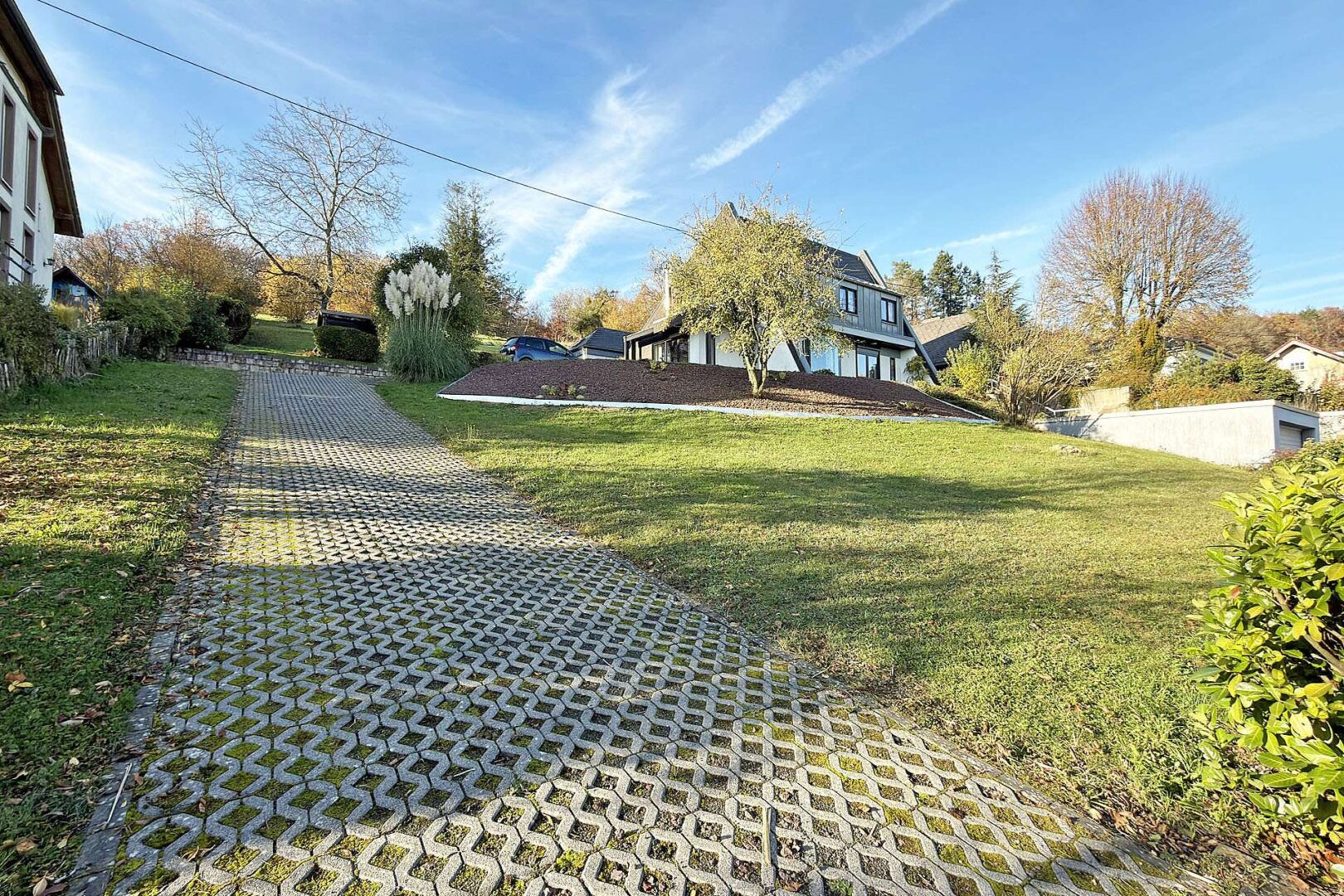 Auffahrt zum Gebäude