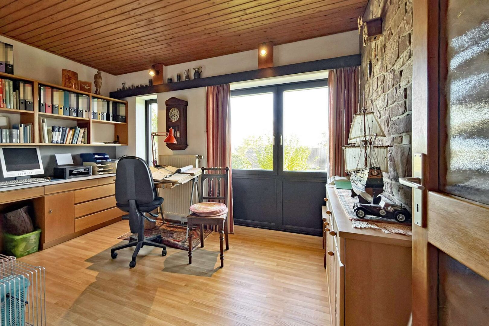 helles Büro oder Schlafzimmer im EG