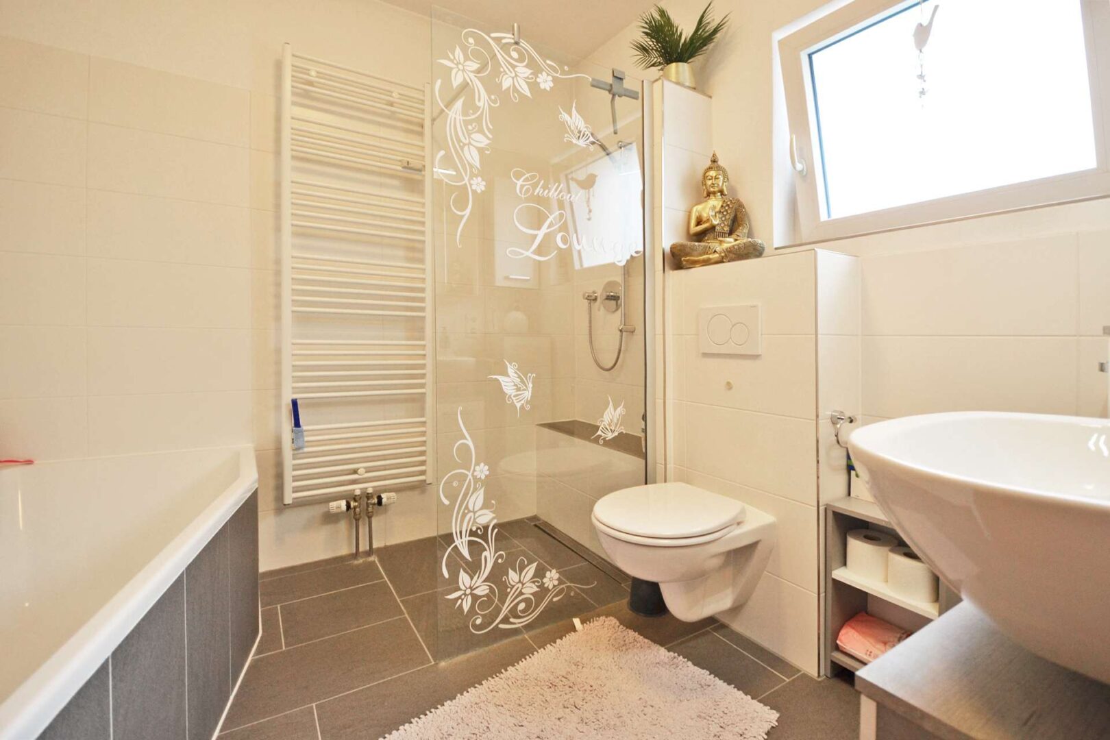 Tageslichtbad mit Wanne und Dusche (EG)