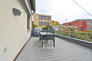 Großzügige Terrasse im EG