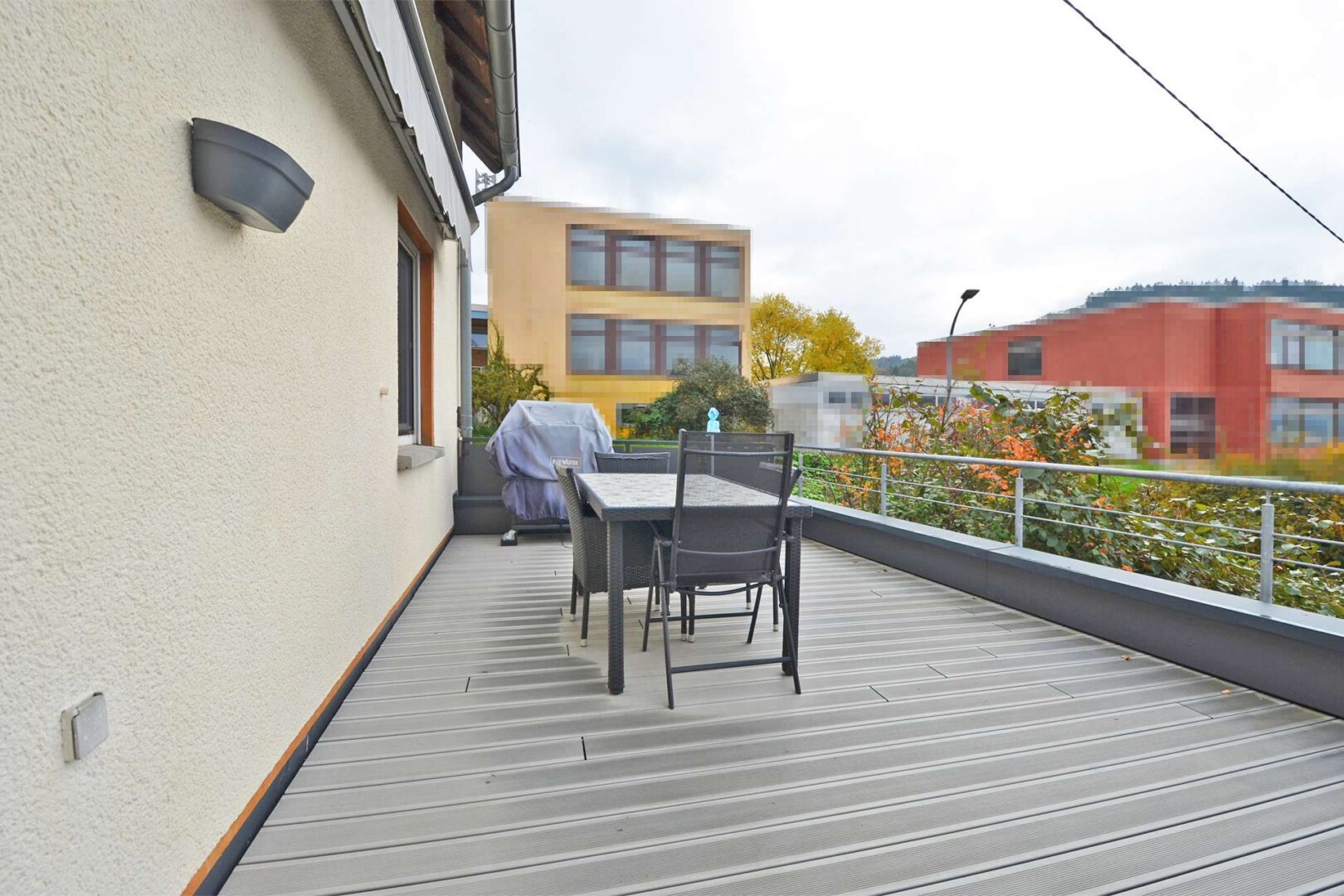 Großzügige Terrasse im EG