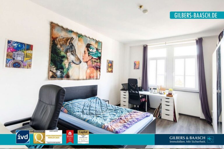 Helles Schlafzimmer mit großen Fenstern-Titel