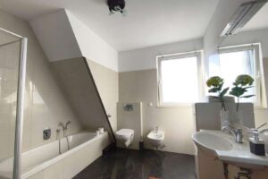 Gepflegtes Bad mit Dusche und Badwanne