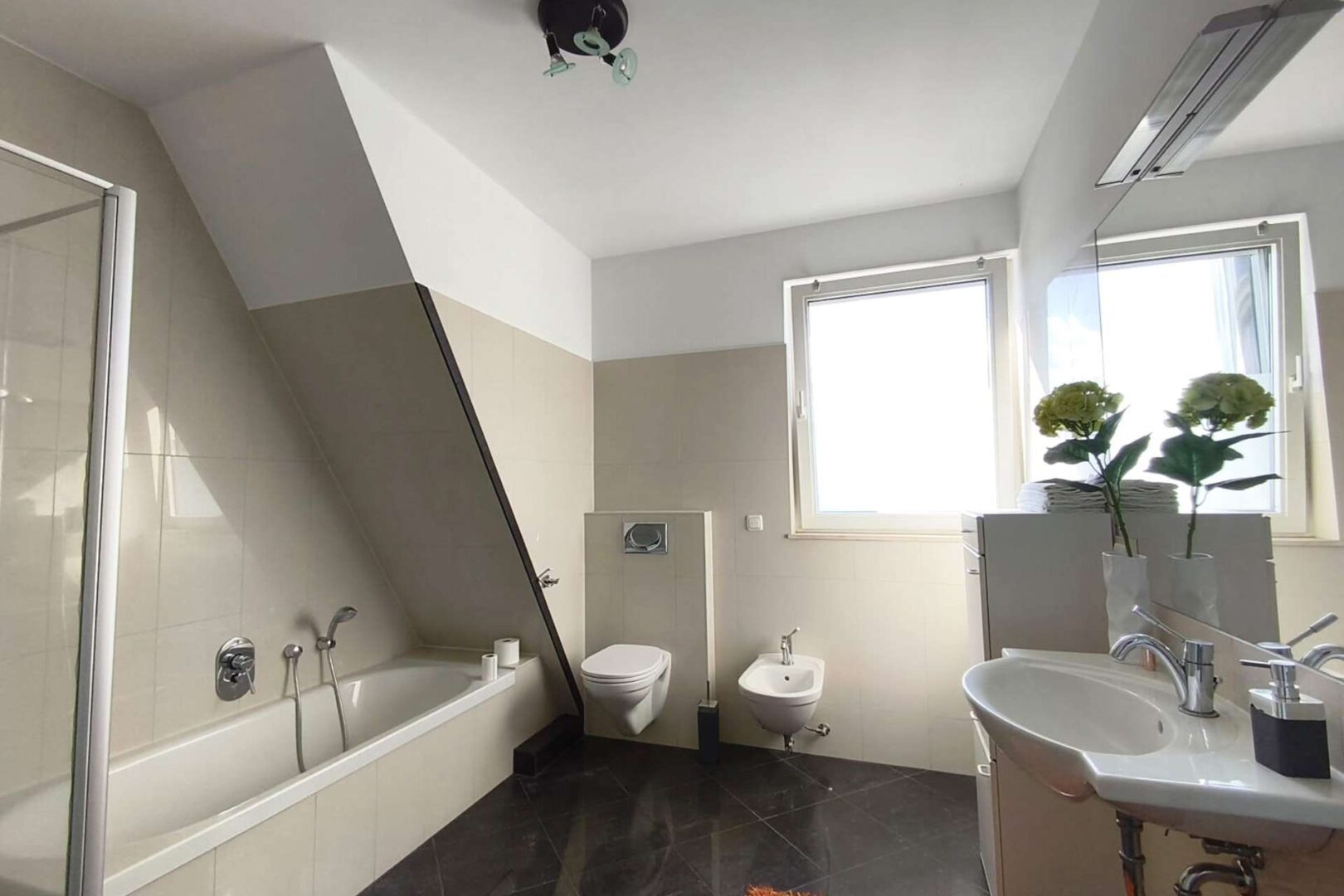 Gepflegtes Bad mit Dusche und Badwanne