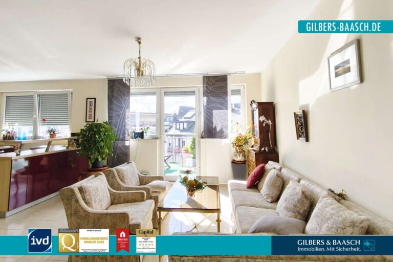 Wohnraum mit Blick zum Balkon