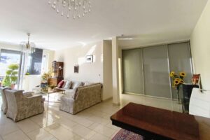 Wohnraum mit Blick zum begehbaren Kleiderschrank