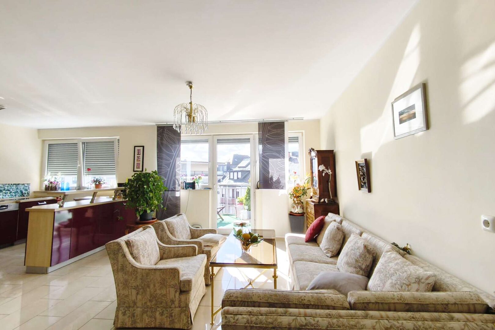 Wohnraum mit Blick zum Balkon