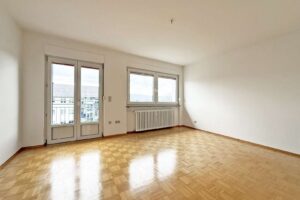 Wohnzimmer mit Balkon