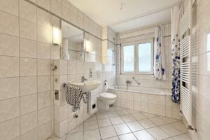 Tageslichtbad mit Wanne