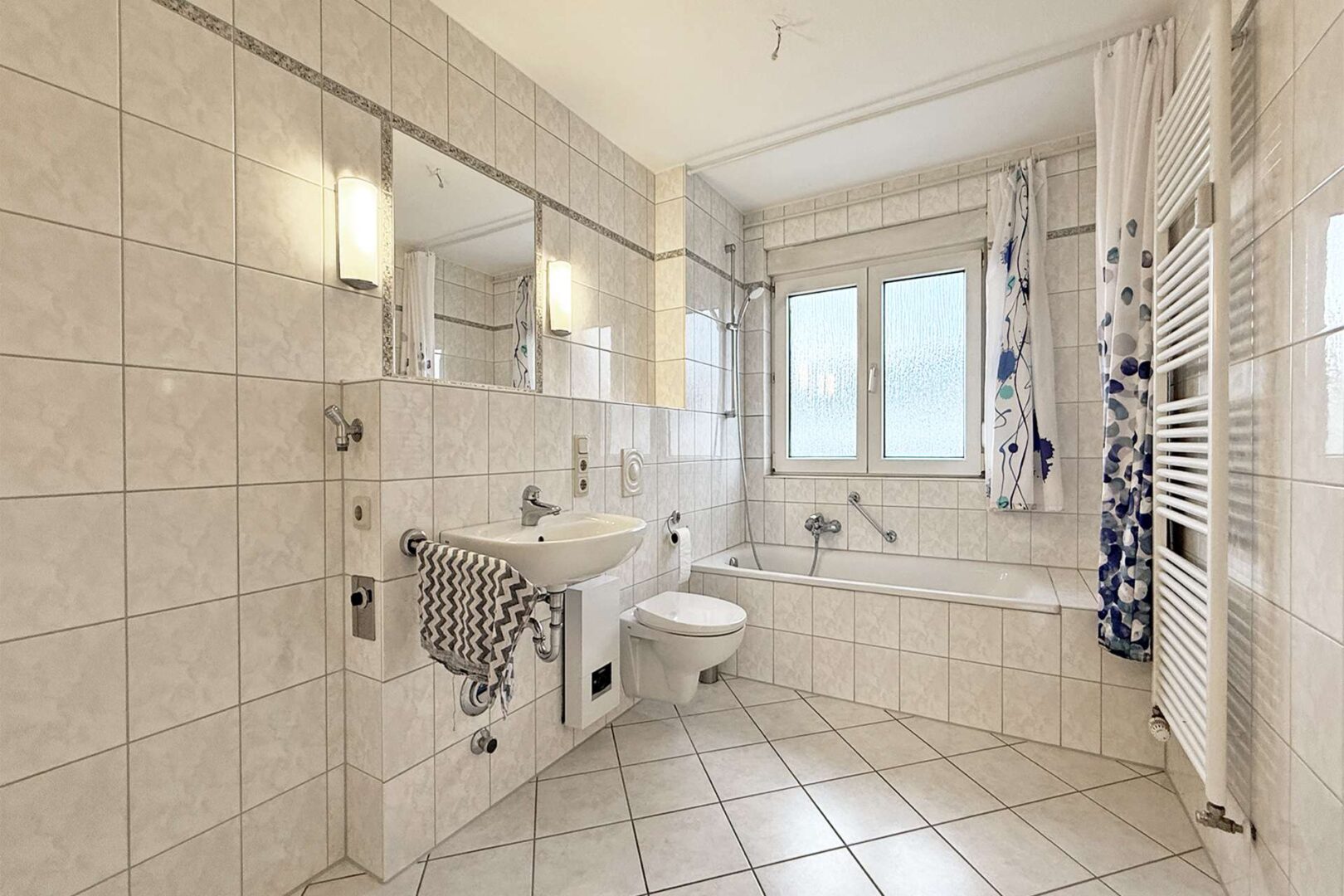 Tageslichtbad mit Wanne