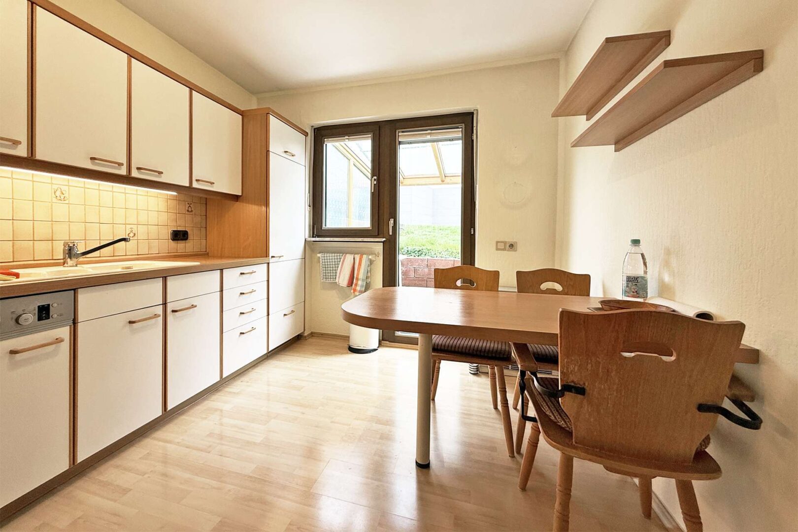 Küche mit Terrassenzugang