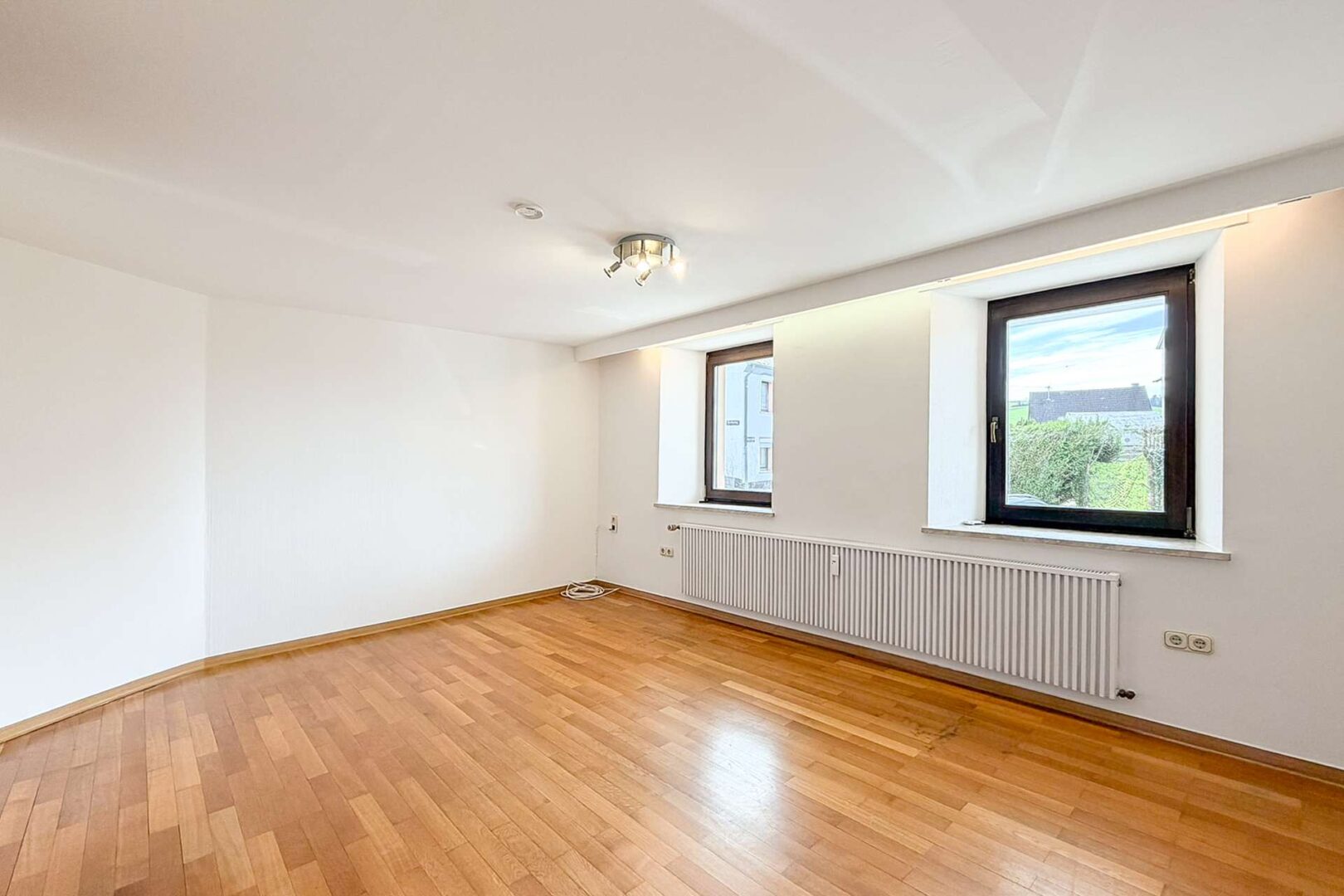 großzügiges, helles Schlafzimmer EG