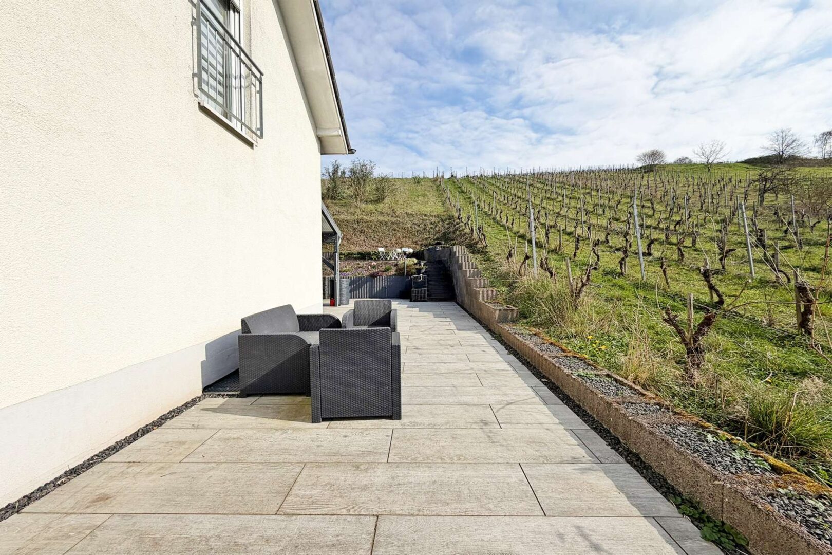 seitliche Terrasse am Esszimmer