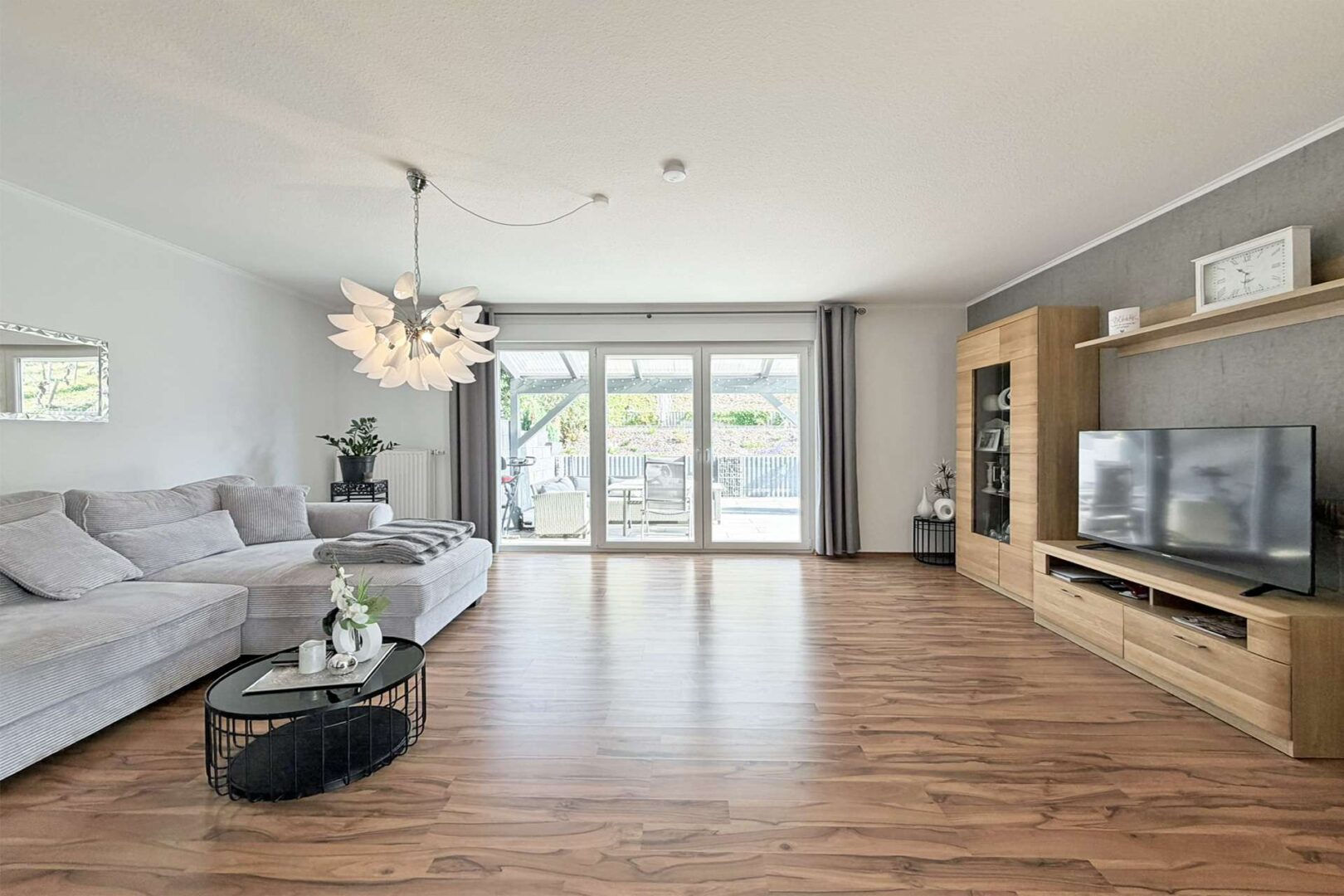 helles Wohnzimmer mit Terrassenzugang