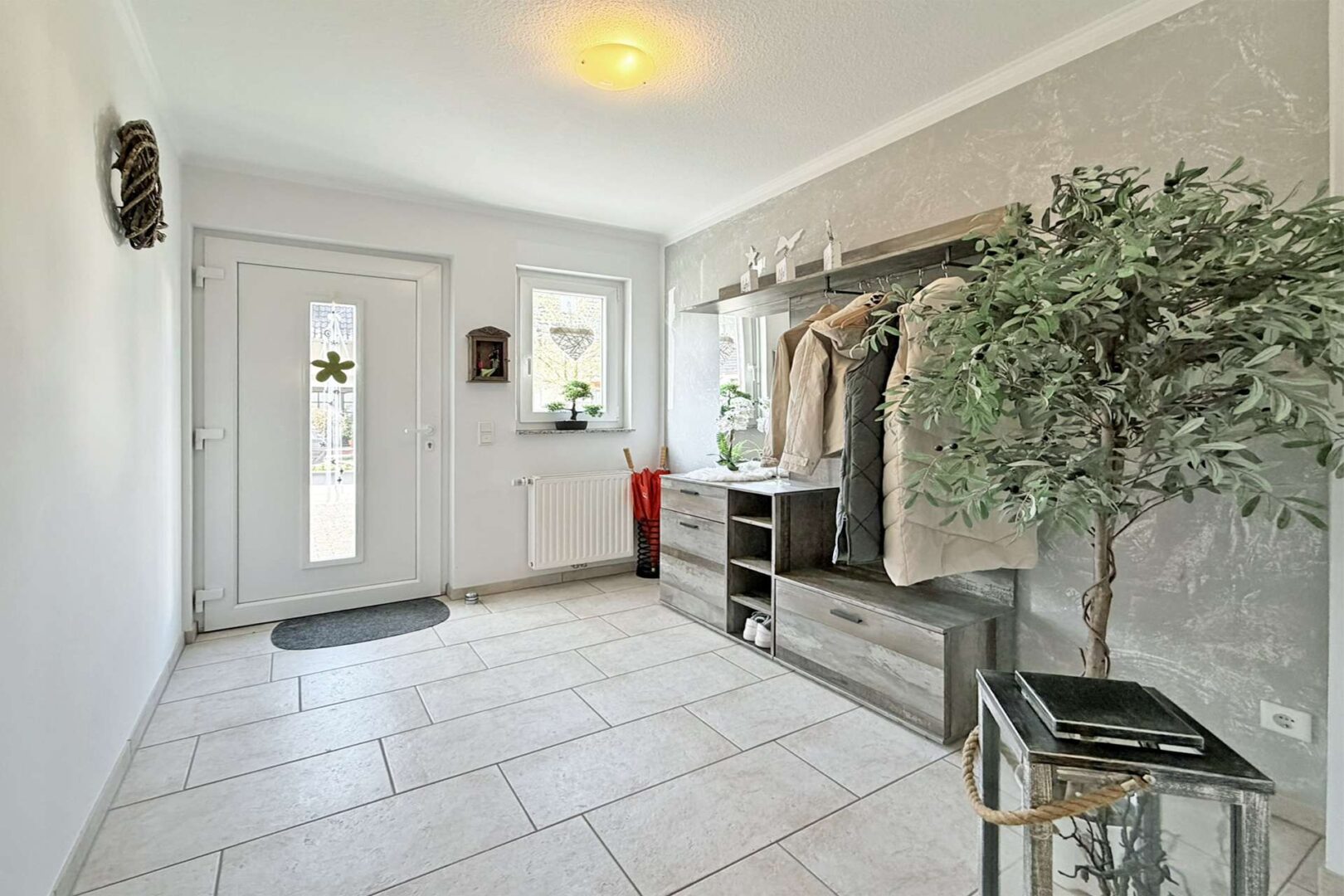 großzügige Diele im UG