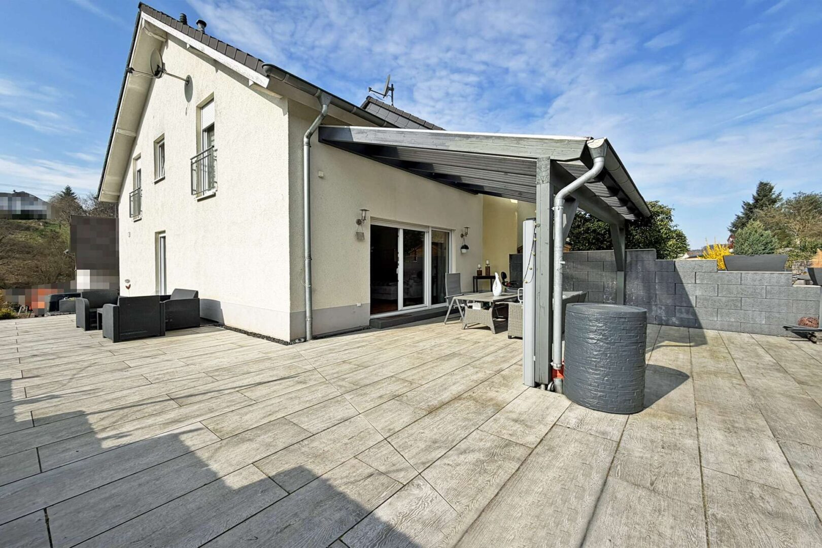 große, umlaufende Terrasse