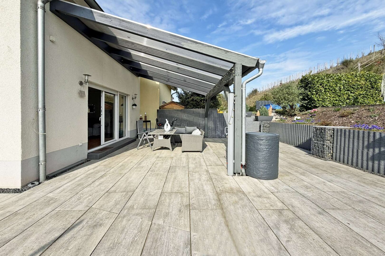 überdachte Terrasse am Wohnzimmer