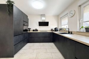 moderne, großzügige Einbauküche