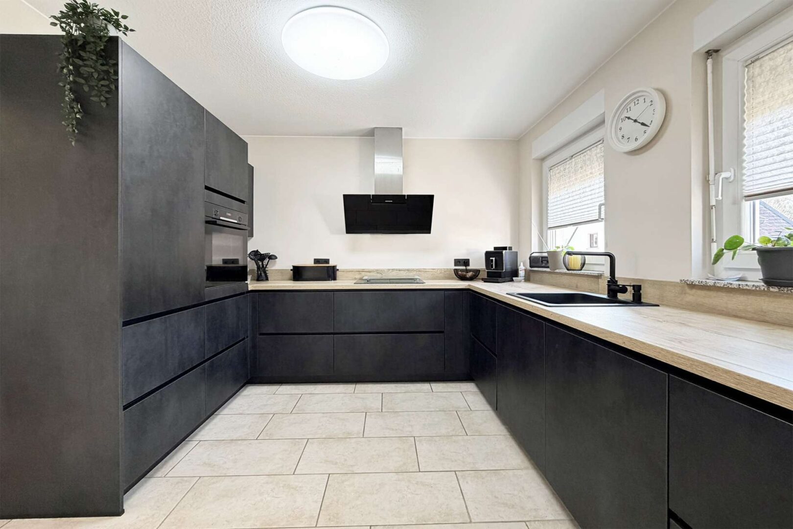 moderne, großzügige Einbauküche