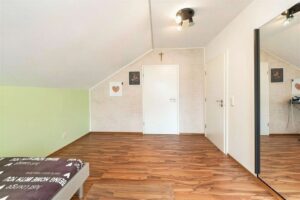 Elternschlafzimmer mit separater Ankleide