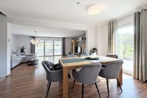 großes, helles Wohn- & Esszimmer