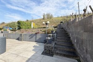 Treppe zur oberen Terrasse