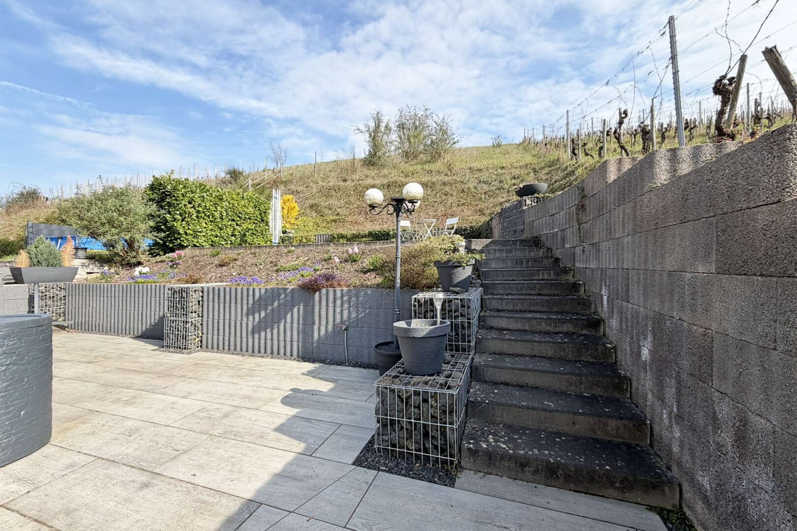 Treppe zur oberen Terrasse