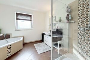 Tageslichtbad mit Dusche und Wanne