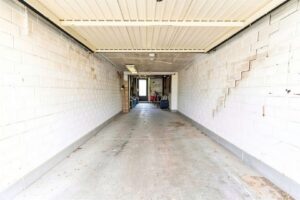 Garage mit Zugang zum Garten