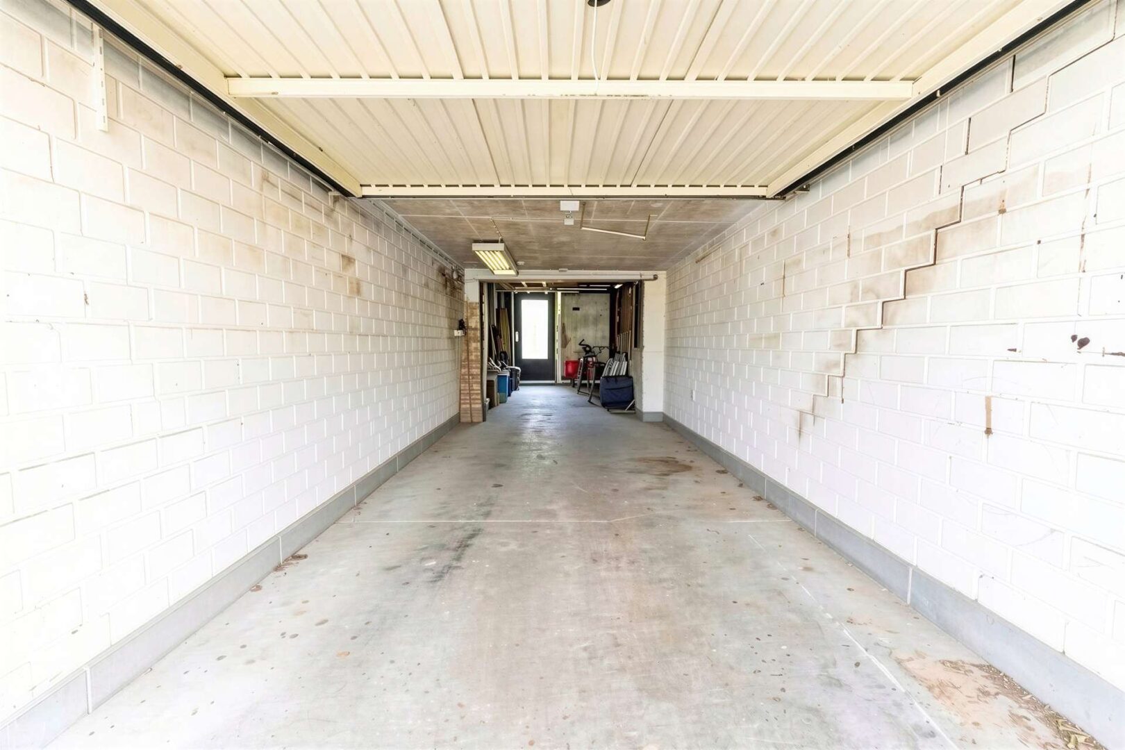 Garage mit Zugang zum Garten