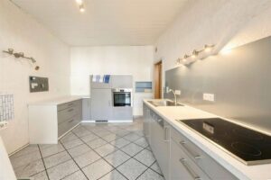 großzügige Küche im OG