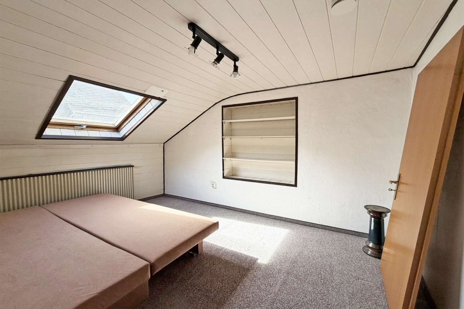 Schlafzimmer oder Ankleide im DG