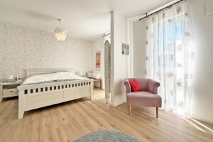 Großzügiges Schlafzimmer mit Ankleide