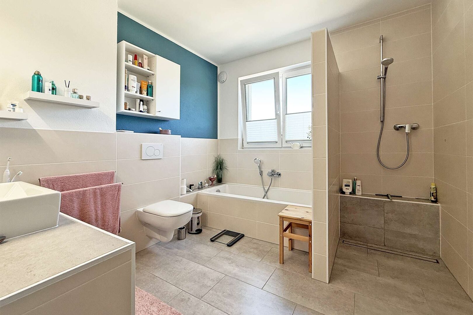 Tageslichtbad mit Wanne und bodengleicher Dusche