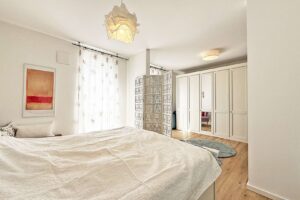 Großzügiges Schlafzimmer mit Ankleide