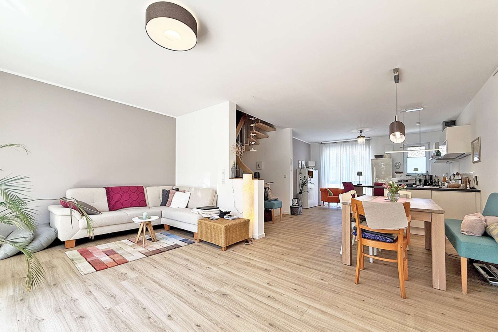 Übersicht Wohnbereich mit offener Küche