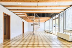 Großraumbüro mit Spiraltreppe