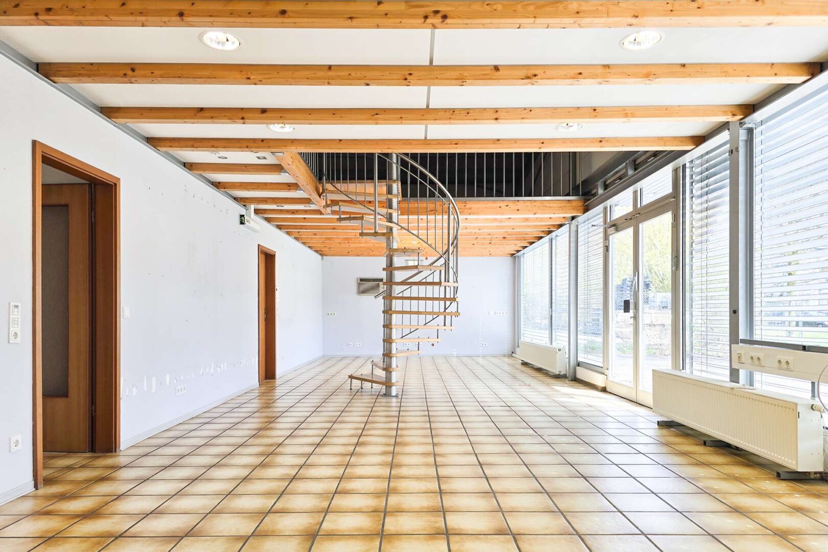 Großraumbüro mit Spiraltreppe