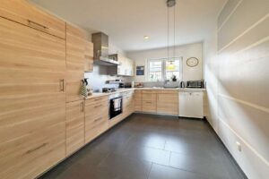 zeitlose Einbauküche im EG