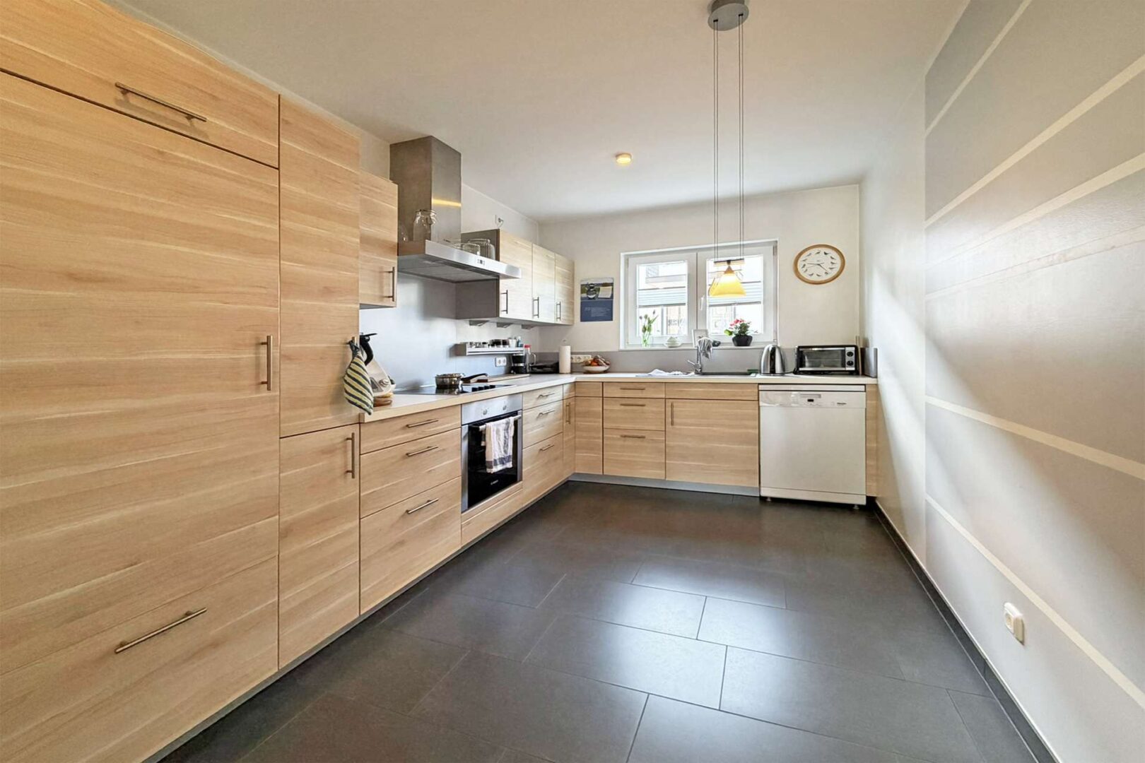 zeitlose Einbauküche im EG