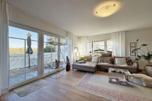 Wohnzimmer mit Balkonzugang im EG