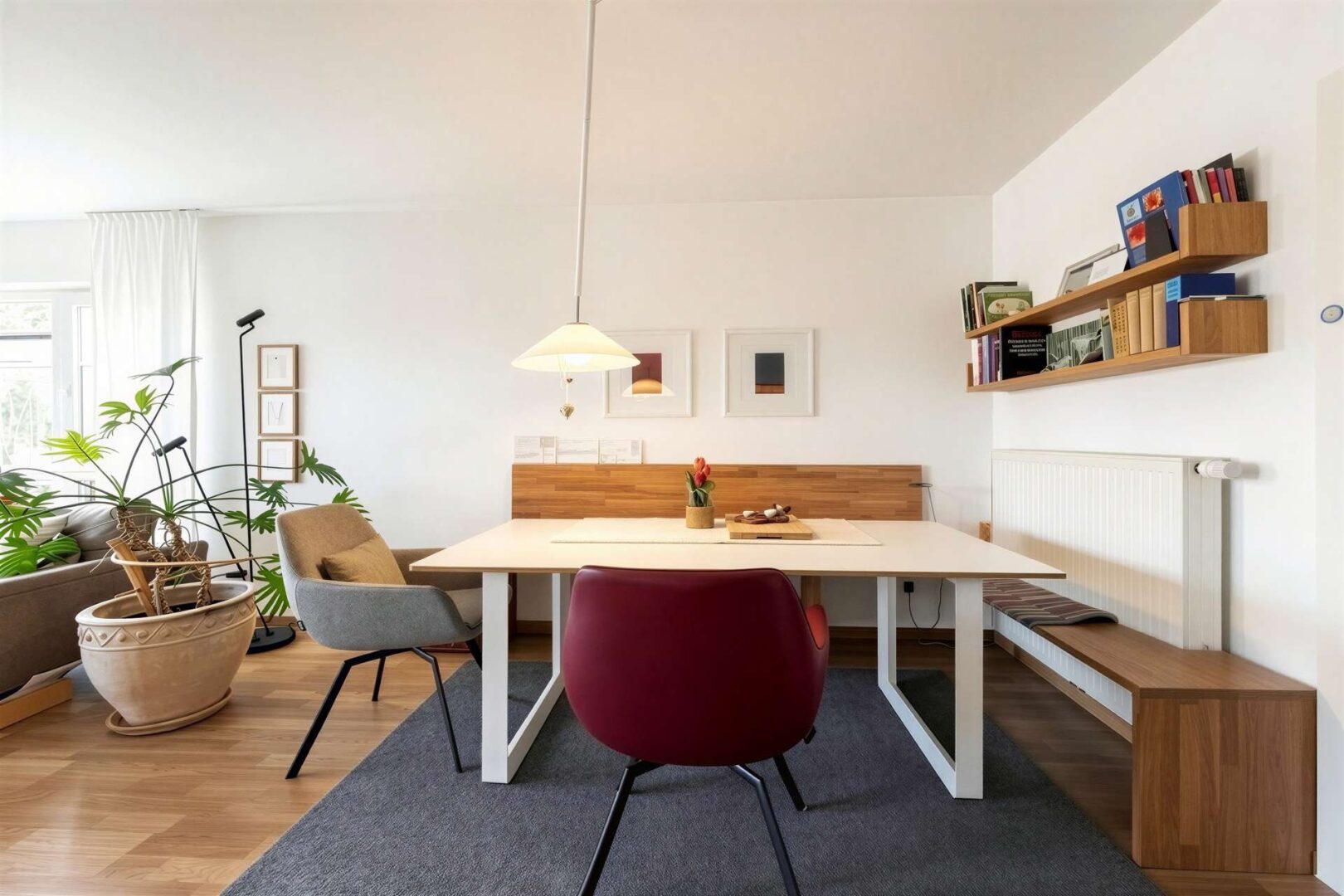 Esszimmer mit maßgefertigter Sitzbank im EG