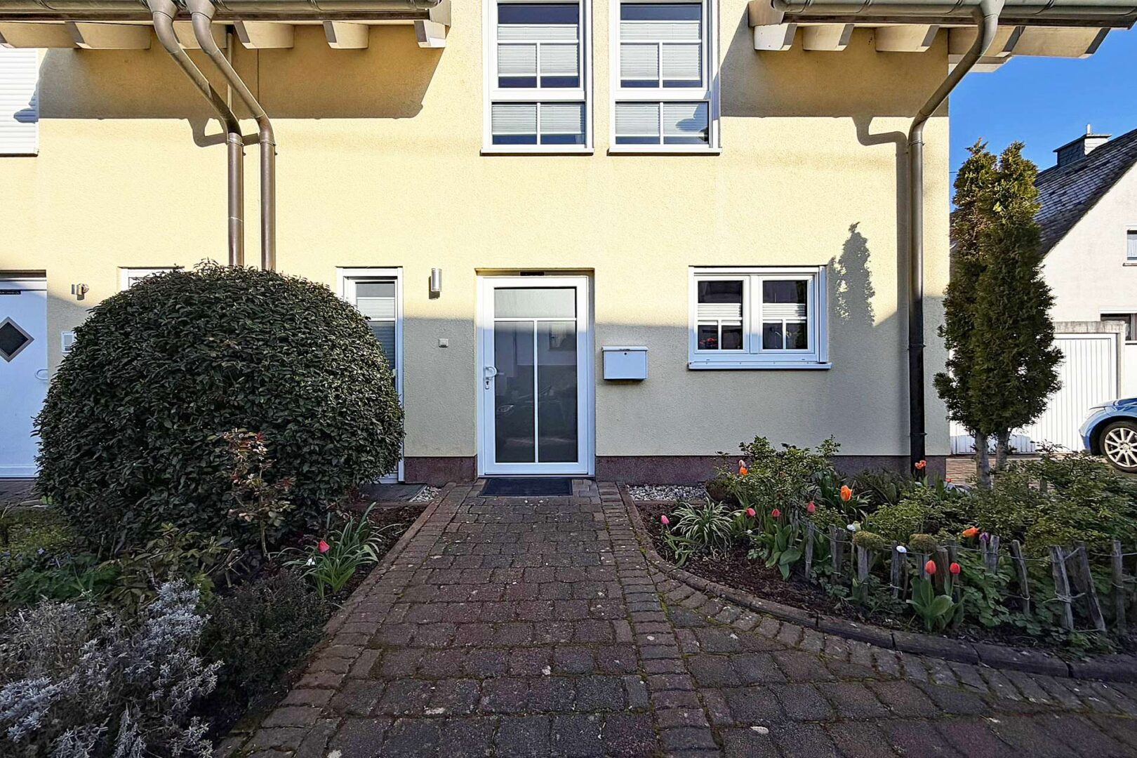 Vorgarten & Haupteingang im EG