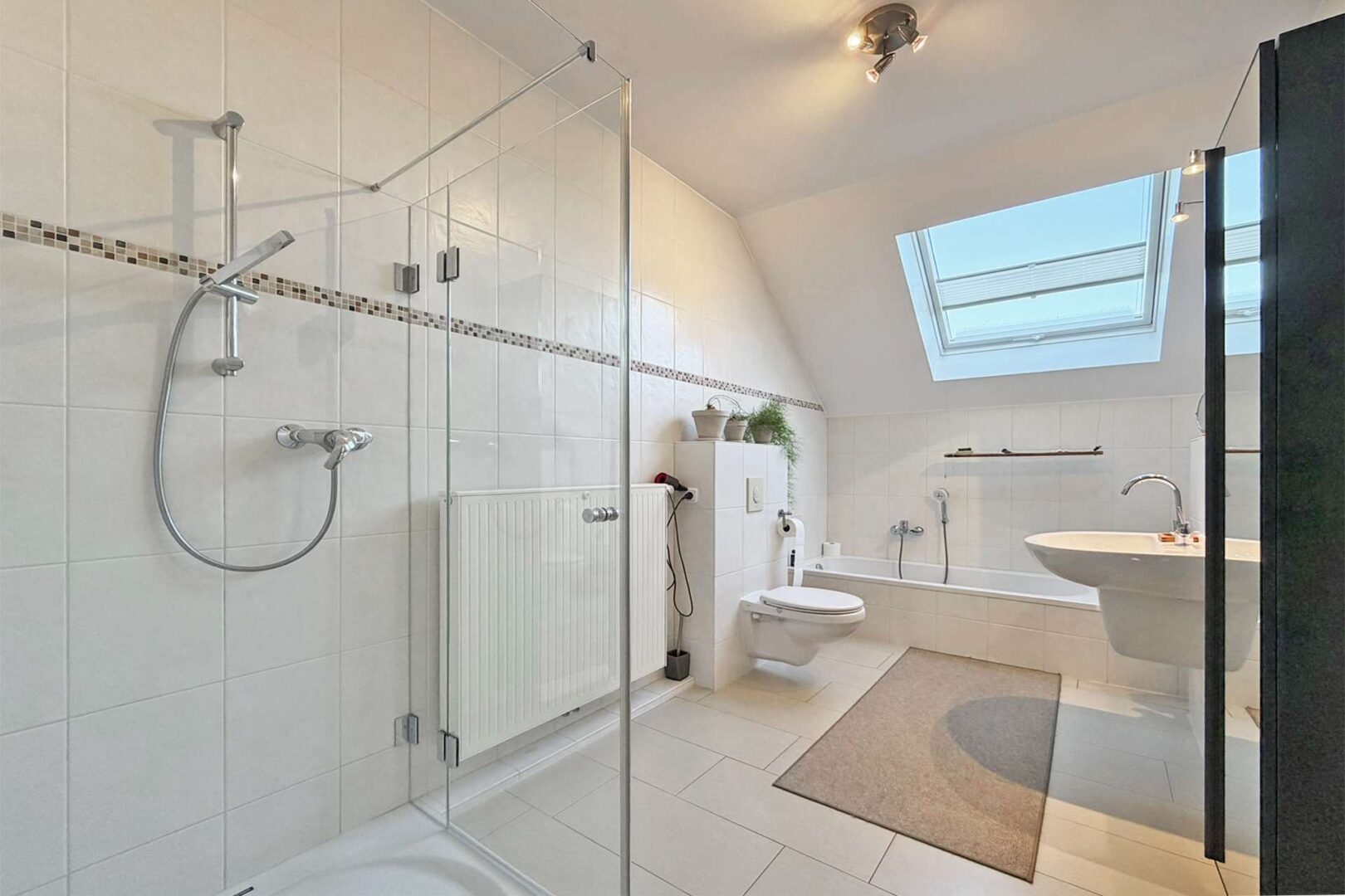 Tageslichtbad mit Dusche & Wanne im OG