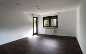 Schlafzimmer mit Tür zum Balkon