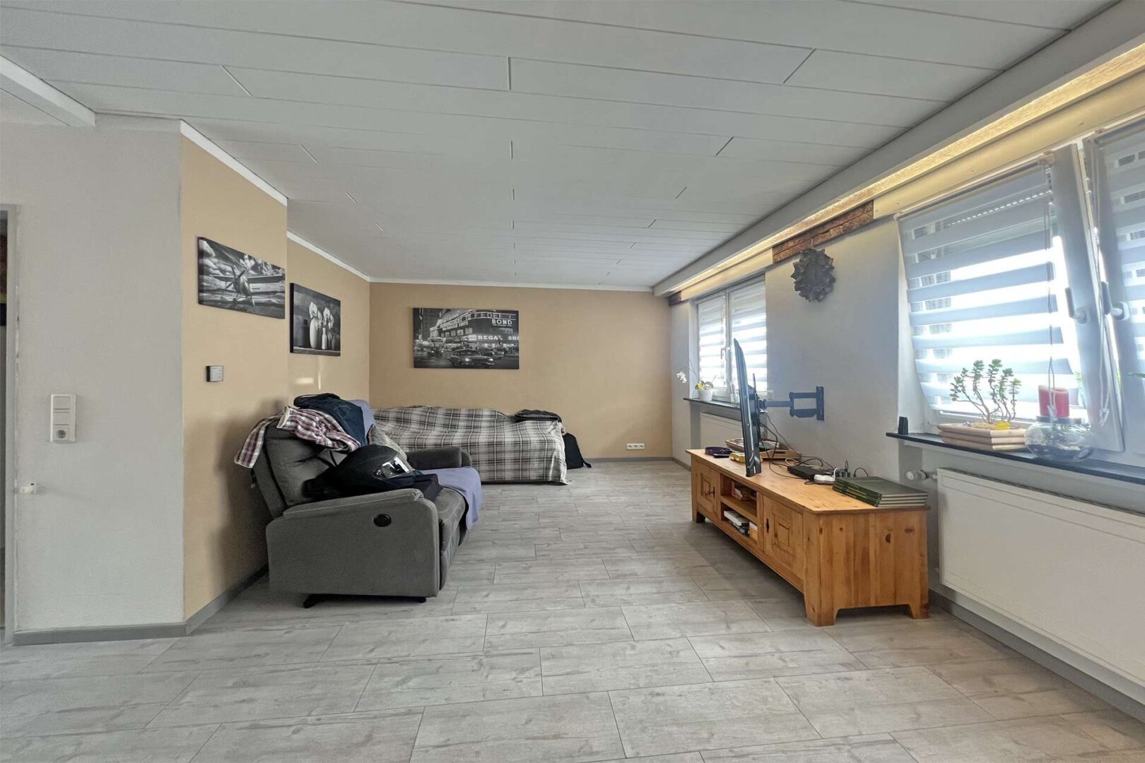 Wohnzimmer mit Holzkamin