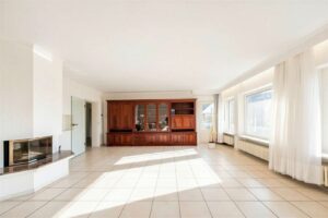 helles Wohnzimmer mit Balkonzugang