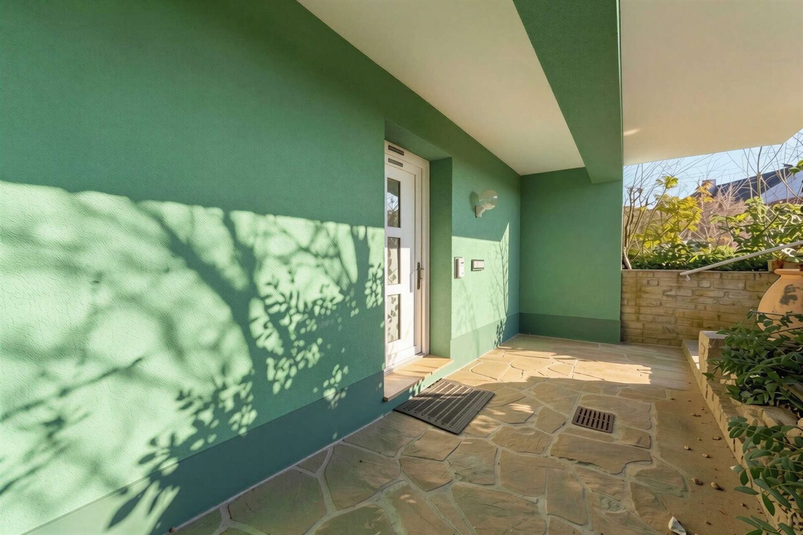 überdachter Hauseingang im Kellergeschoss