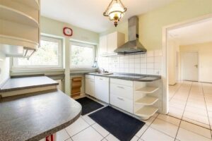 Küche mit Blick in den Garten